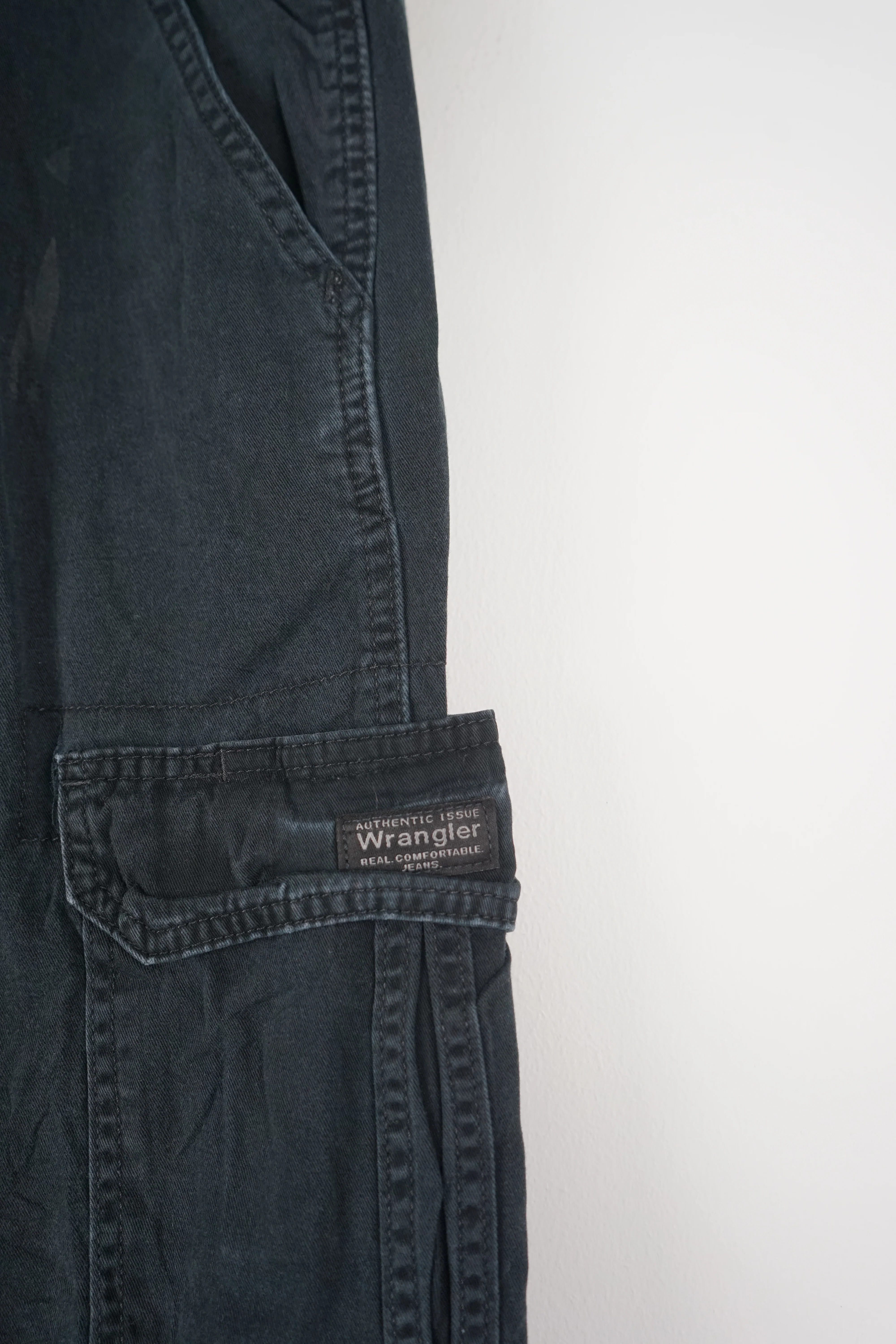 VINTAGE WRANGLER CARGO SHORTS W32 - Image 2