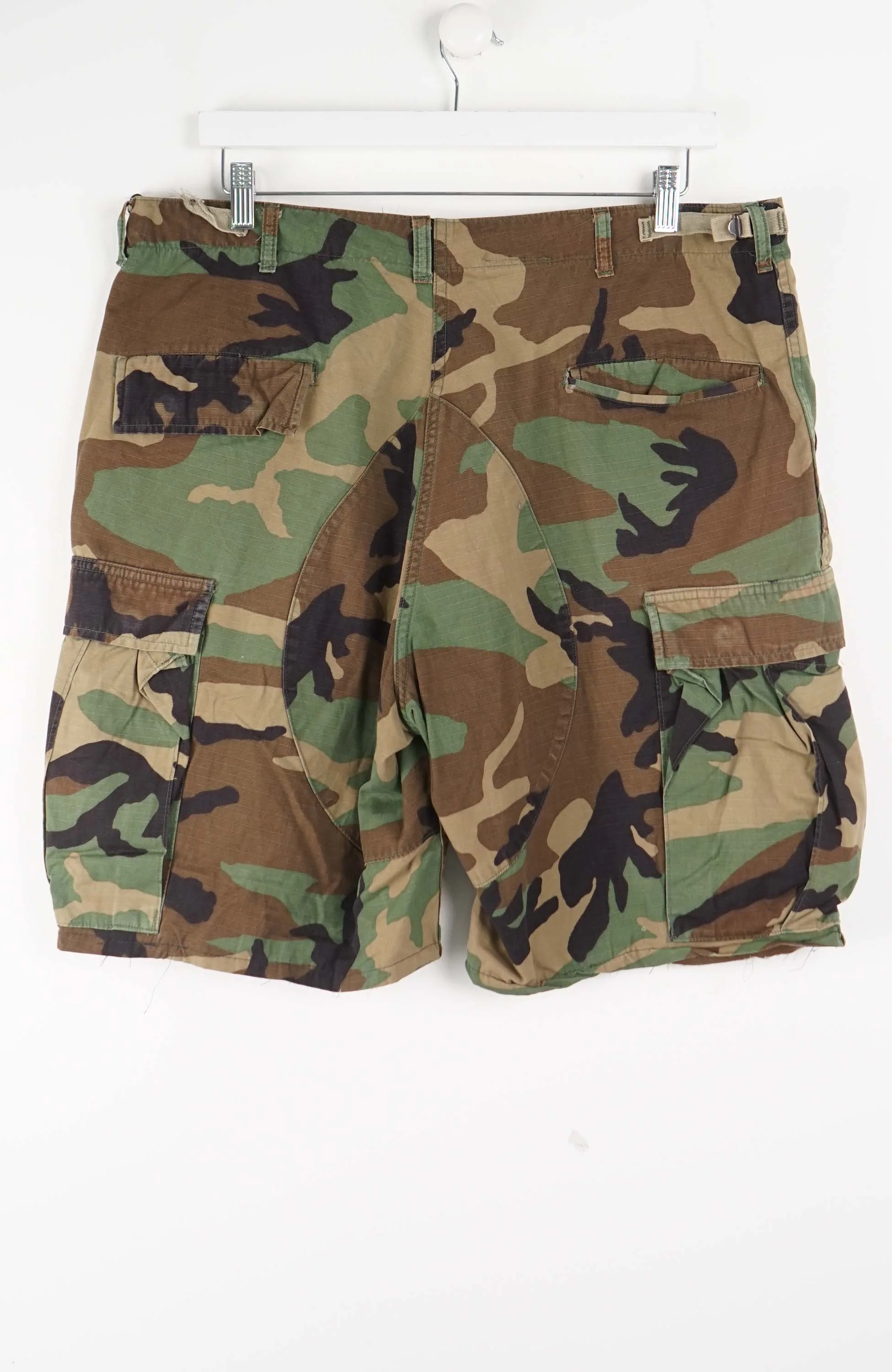 VINTAGE CAMO CARGO SHORTS W38 - Image 3