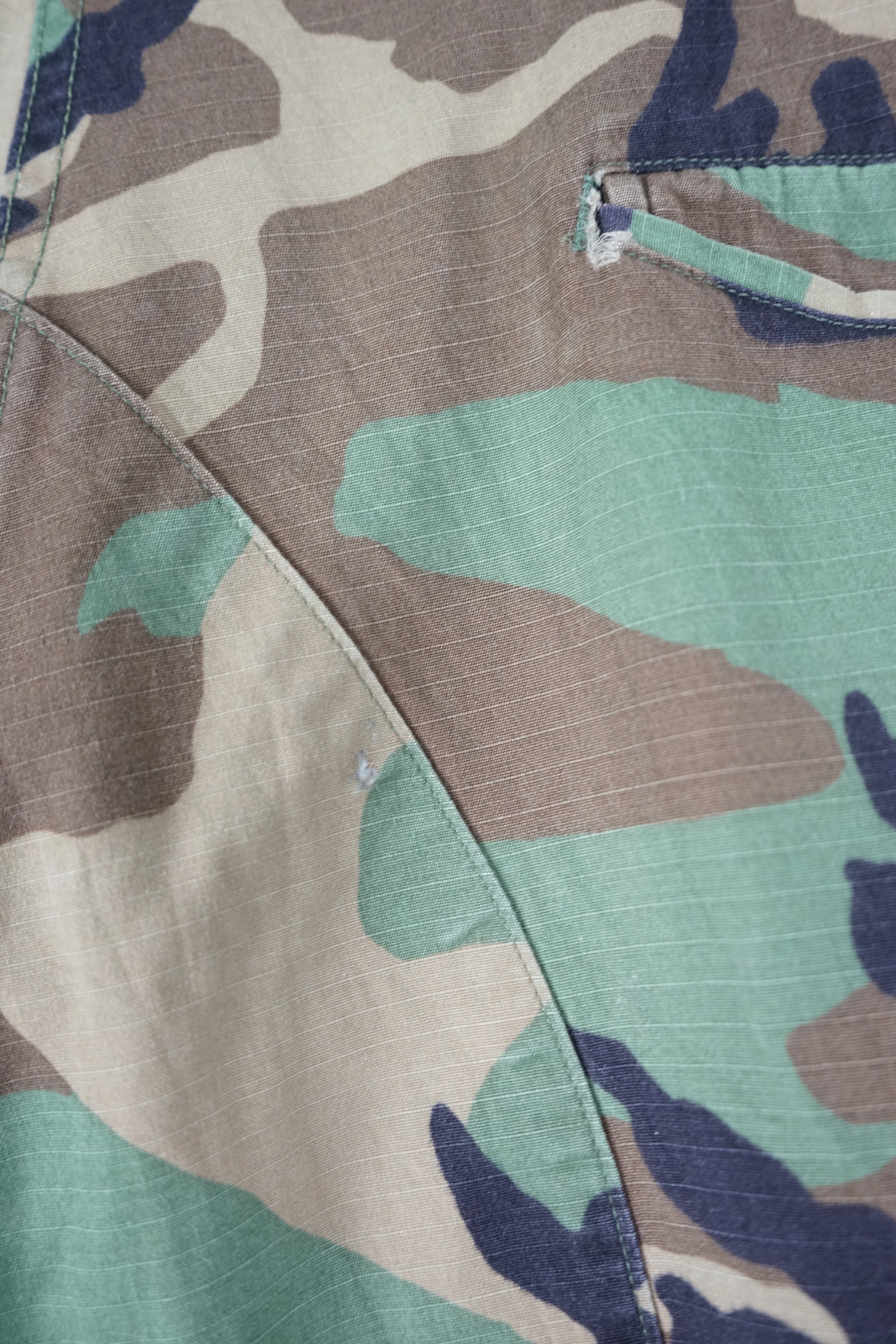 VINTAGE CAMO CARGO SHORTS W38 - Image 4