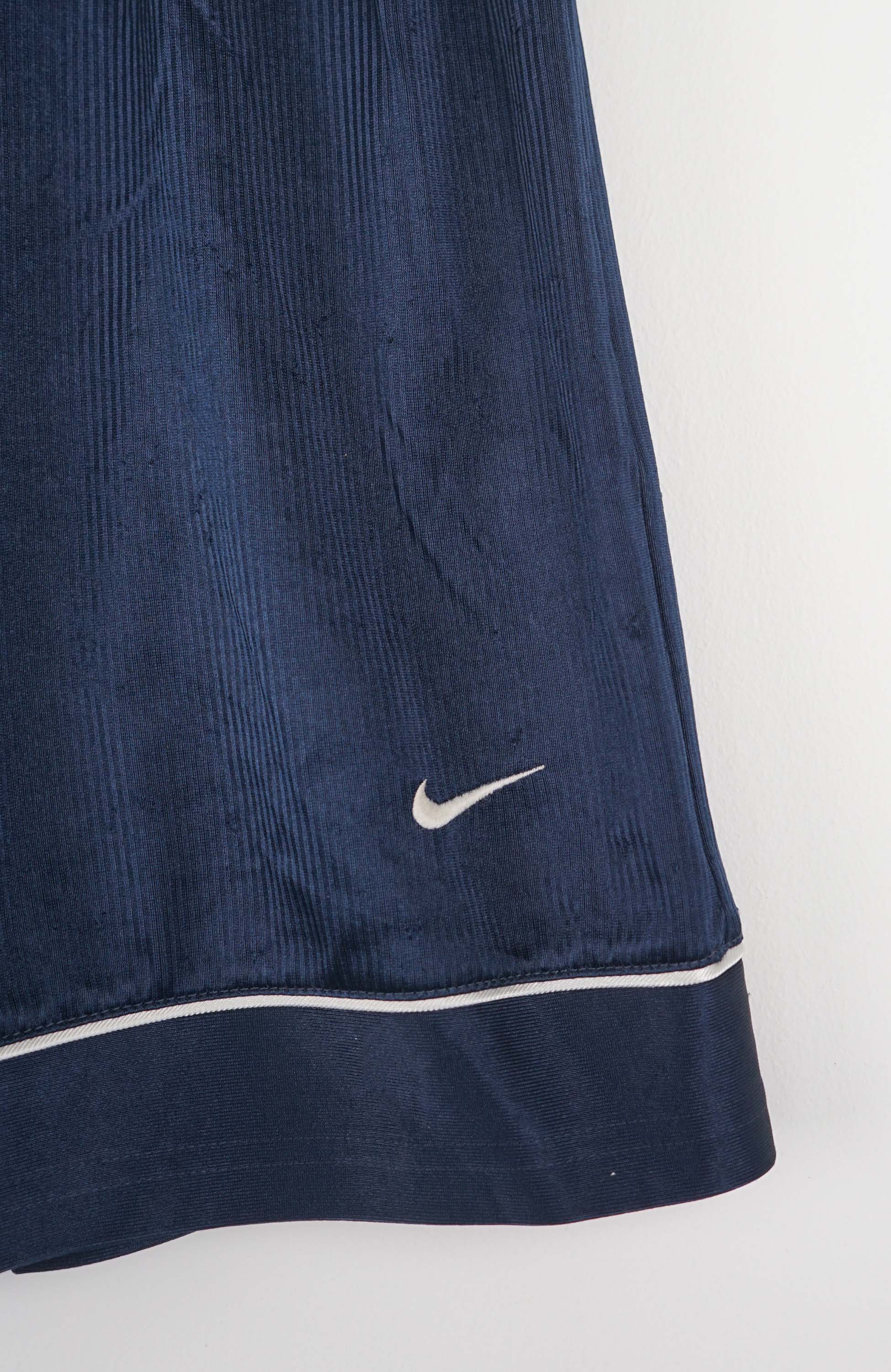 VINTAGE NIKE SHORTS W23 - Image 2