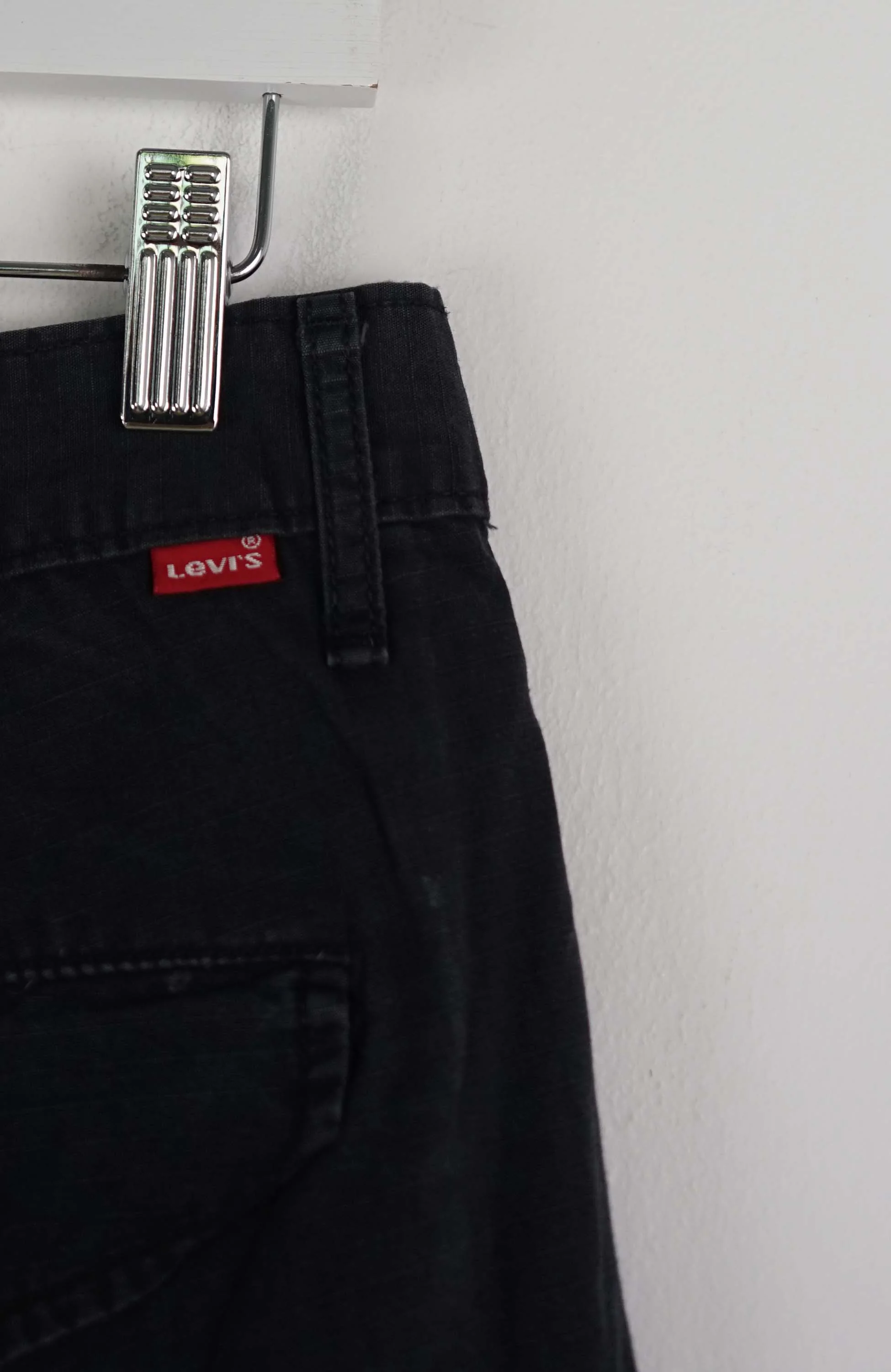 VINTAGE LEVI'S CARGO SHORTS W34 - Image 2